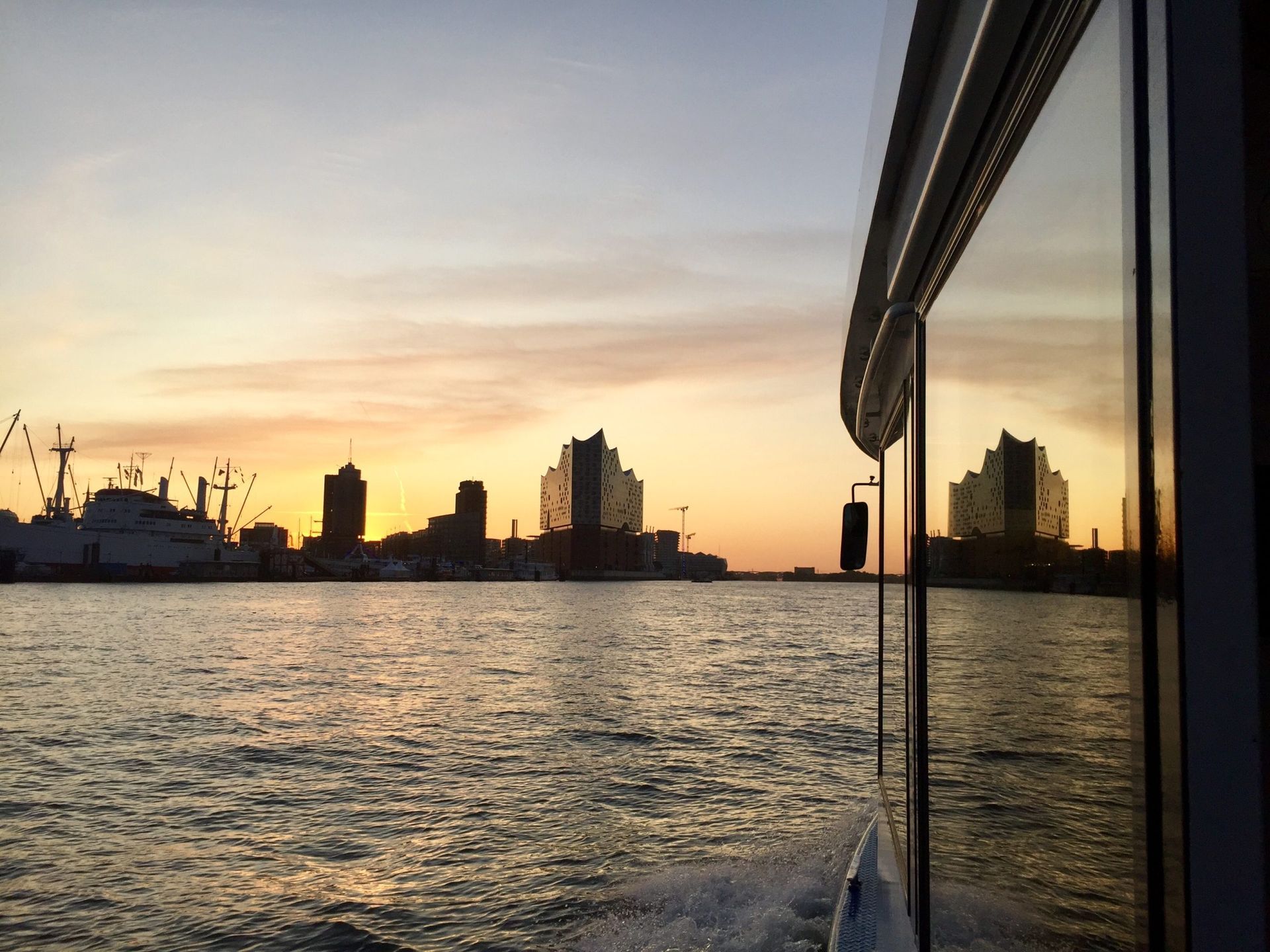 Sonnenaufgang-im-Hamburger-Hafen-c-BSL-1-scaled