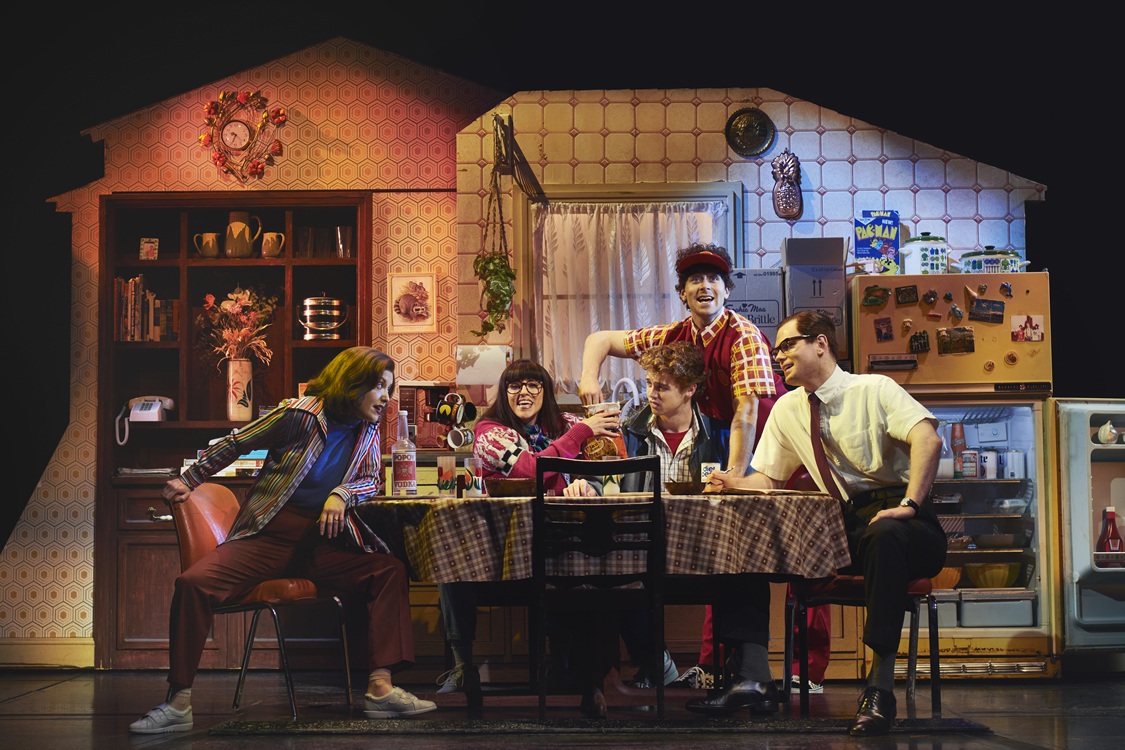 ZIZ_Prio2_Sarah Goggin (Lorraine Baines), Patricia Wilkins (Linda McFly), Caden Brauch (Marty McFly), Liam McHugh (Dave McFly) and Orlando Gibbs (George McFly)