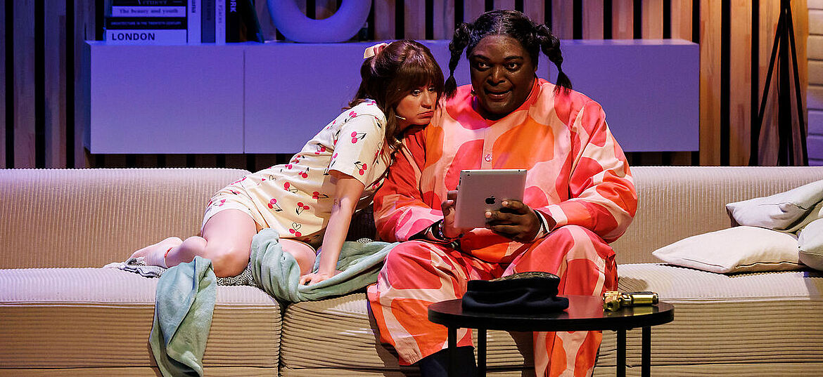 Schmidt_Der-50-Dollar-Diktator_c_MorrisMacMatzen_1200x550px_3_29d83dff0e