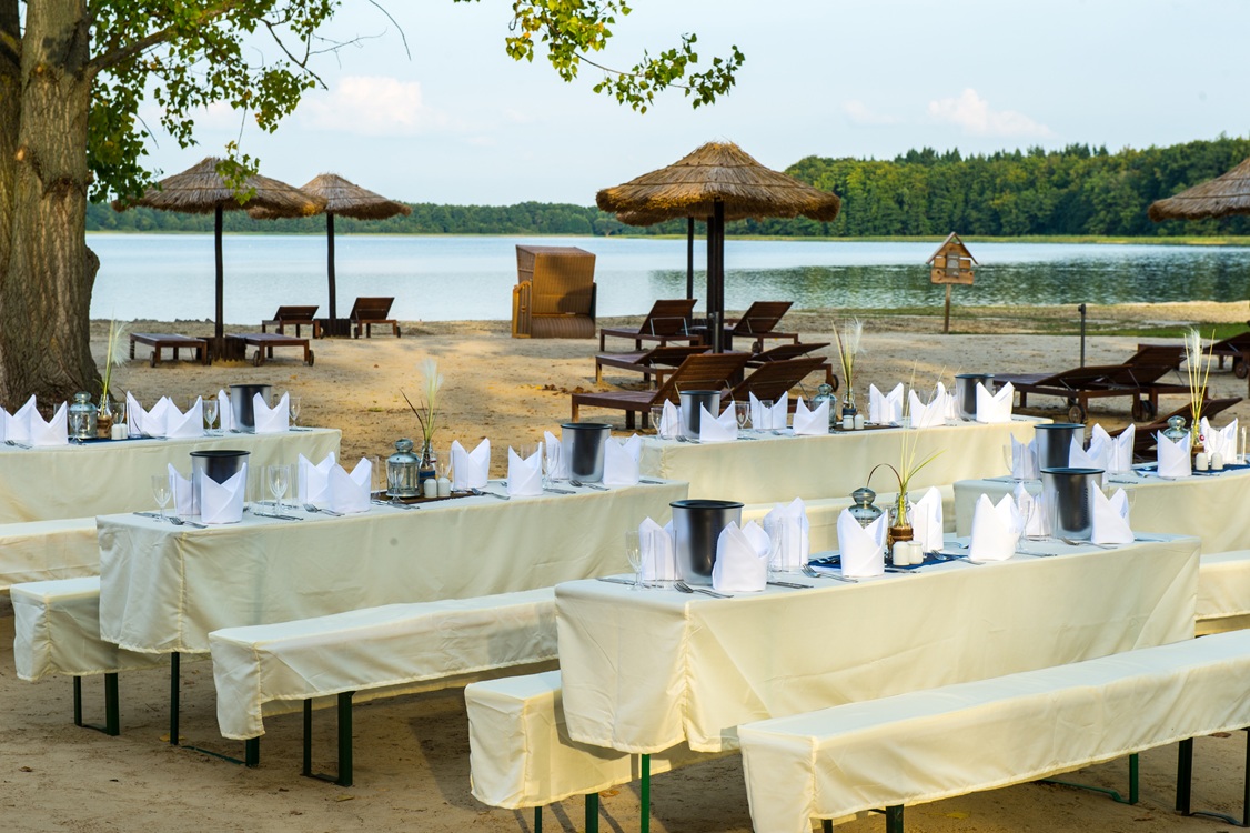 Bustaufe_an_der_Strandbar_C_AHORN_Seehotel_Templin