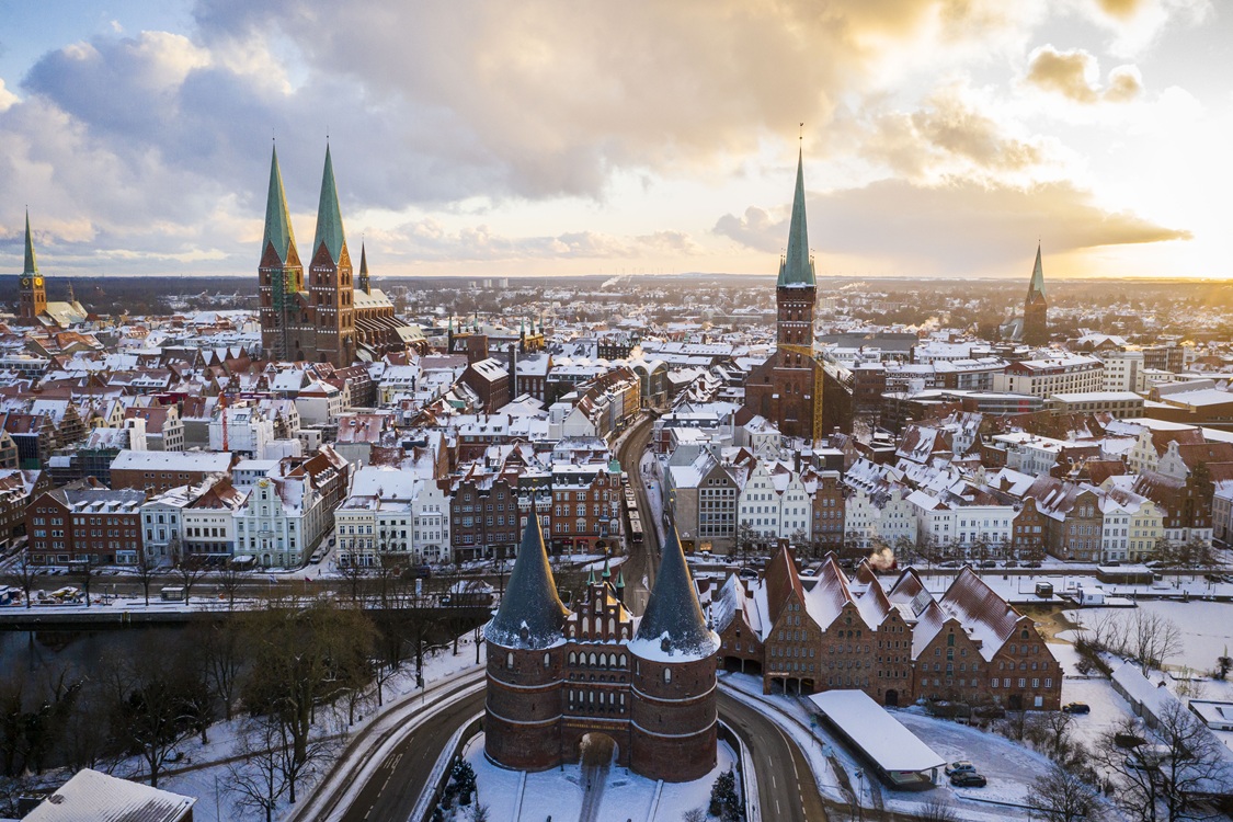 Lübeck_Holstentor Sonnenaufgang im Winter Lübeck © LTM